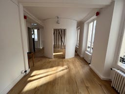 Splendid showroom rue Saint Honoré - Place Vendôme, in the heart of Paris fashion & culture district. - Image 6