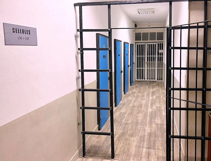 Décor/Lieu de tournage: Centre pénitentiaire / Prison - Image 0