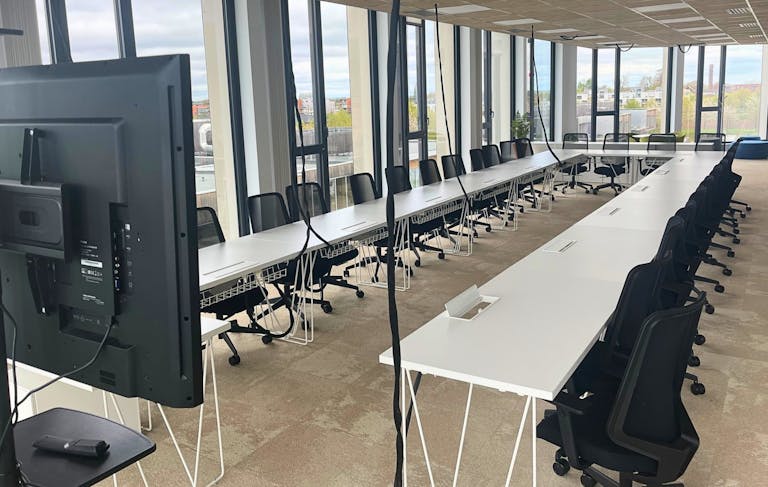 Etage spacieux de bureaux et terrasse privative - Image 3