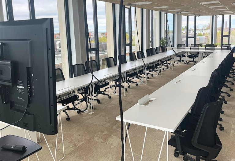 Etage spacieux de bureaux et terrasse privative - Image 3