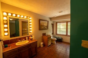 Georgia Lakehouse Creative Space & ART Gallery - Image 4