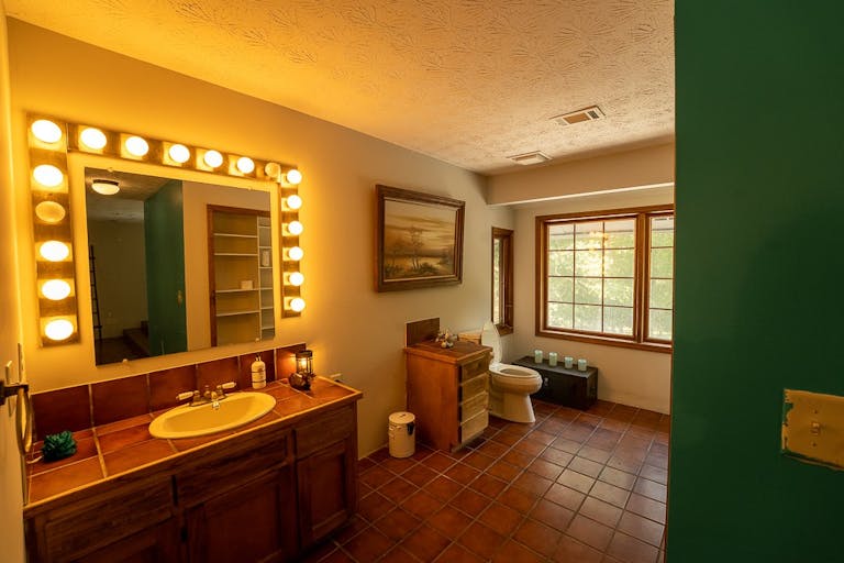 Georgia Lakehouse Creative Space & ART Gallery - Image 4