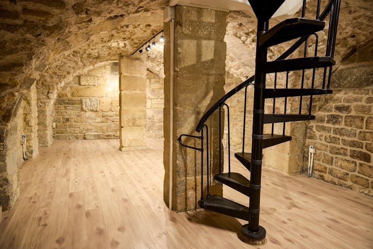 High-Ceiling Showroom | Palestro (Paris 2e) — Steps from Marais & Palais Royal - Image 4