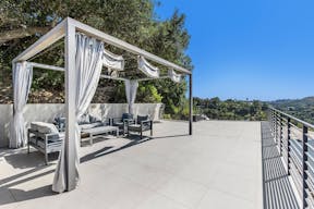Villa in Beverly Hills - Pool - Scenic Outlook - Image 18