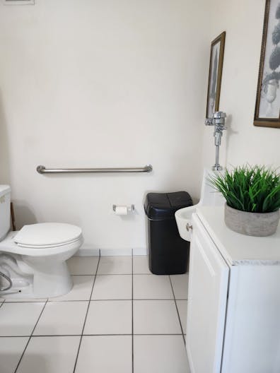 Doral unique office space with spectacular lake views - Image 1