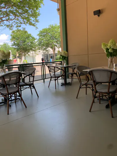 Naturally Lit Lounge in a Vibrant Localle at Stony Point Mall - Image 4