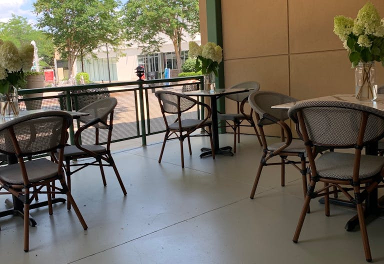 Naturally Lit Lounge in a Vibrant Localle at Stony Point Mall - Image 4