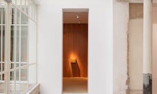 Spectacular art gallery under a glass roof in Saint Germain des Pr�s - Image 9