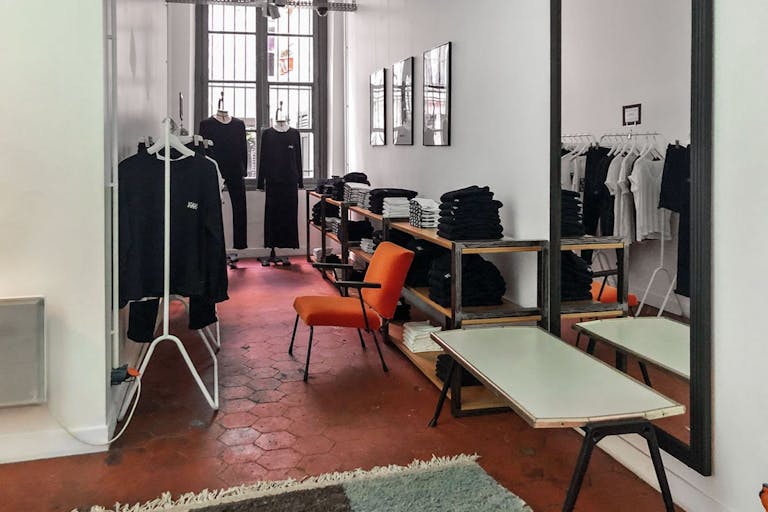 Superb Corner Boutique in Le Marais - Image 4