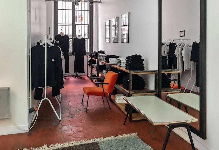 Superb Corner Boutique in Le Marais - Image 4