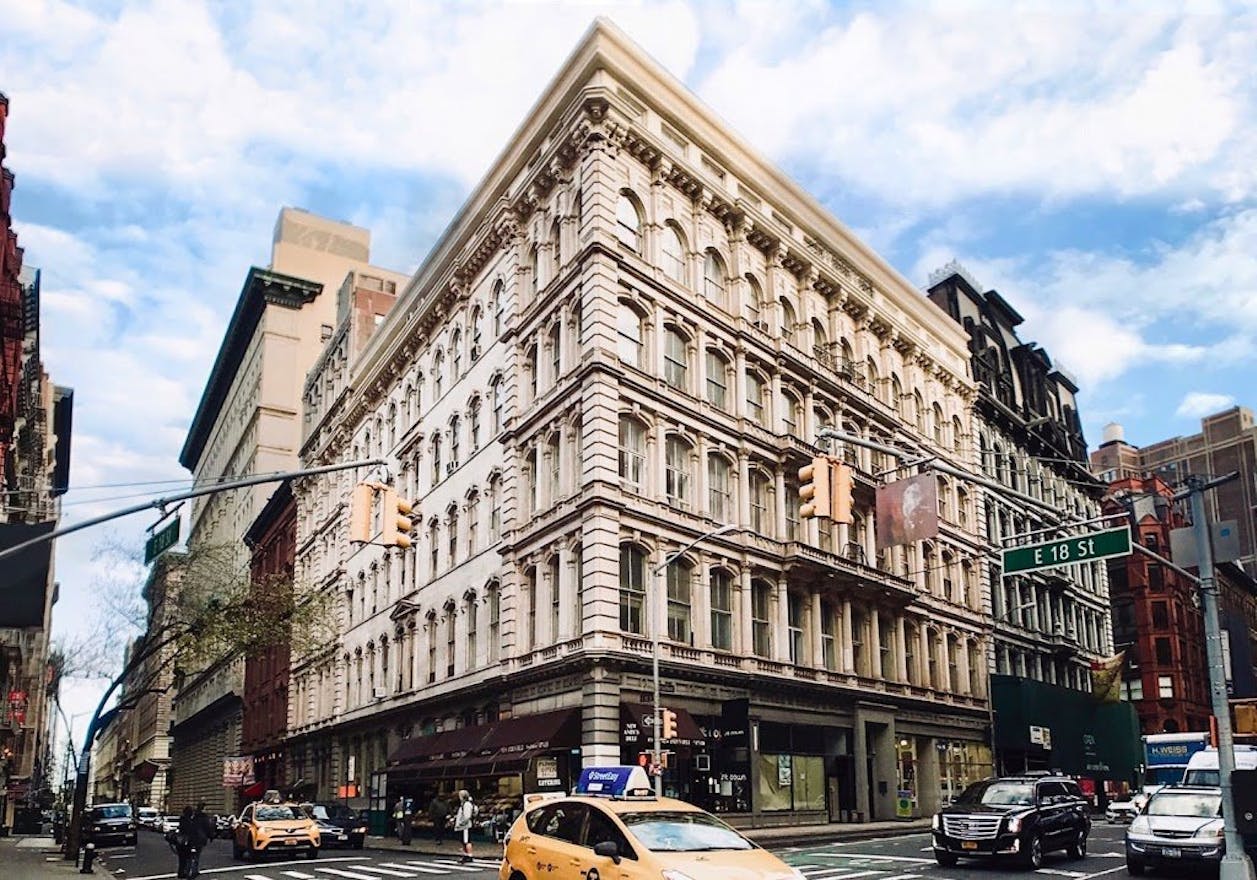 Captivating Manhattan Studio - Image 2