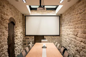 Showroom space under glass roof with natural light - Image 9