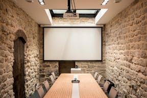 Showroom space under glass roof with natural light - Image 9