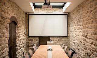 Showroom space under glass roof with natural light - Image 9