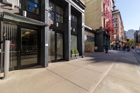 Beautiful White Box in Tribeca - Image 11