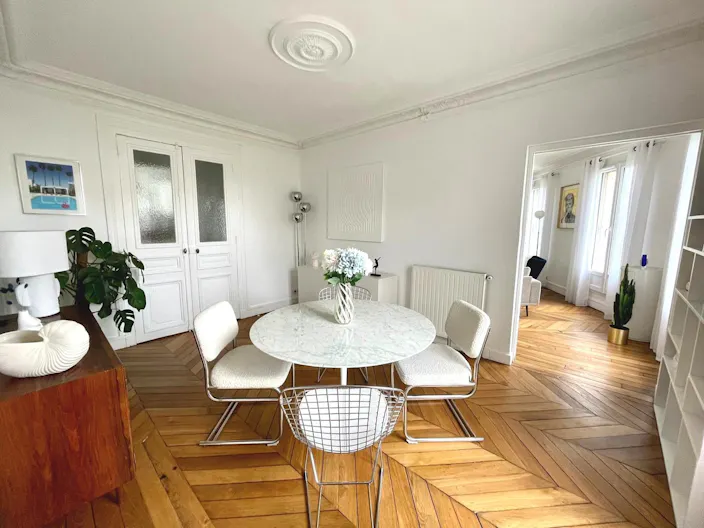 Appartement haussmannien chic et lumineux avec balcon - Image 3