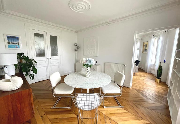 Appartement haussmannien chic et lumineux avec balcon - Image 3