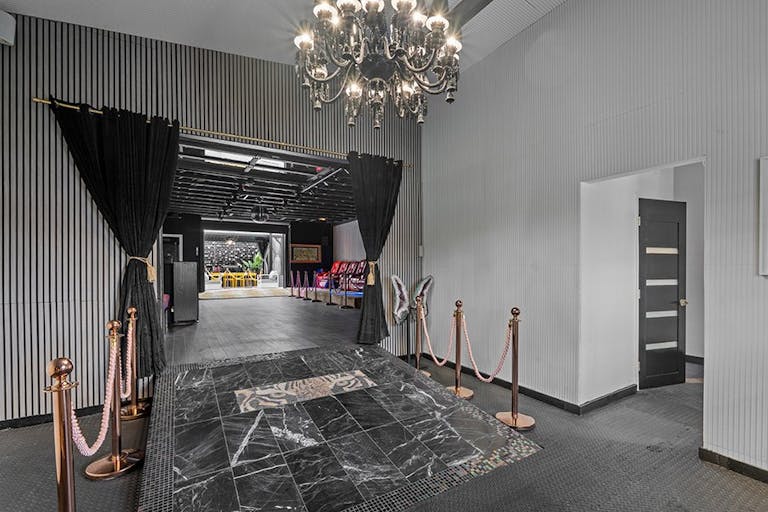 Glamorous sexy club vibe indoor outdoor flow - Image 0