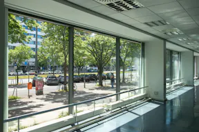 Striking Corner Space on Karl-Liebknecht-Straße with Full-Glass Frontage - Image 6