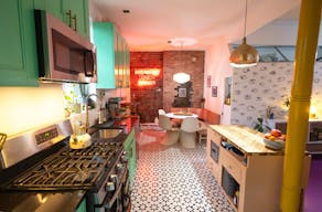 Colorful Spacious Garden Apartment - Image 2