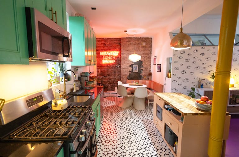 Colorful Spacious Garden Apartment - Image 2