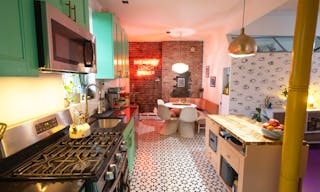 Colorful Spacious Garden Apartment - Image 2