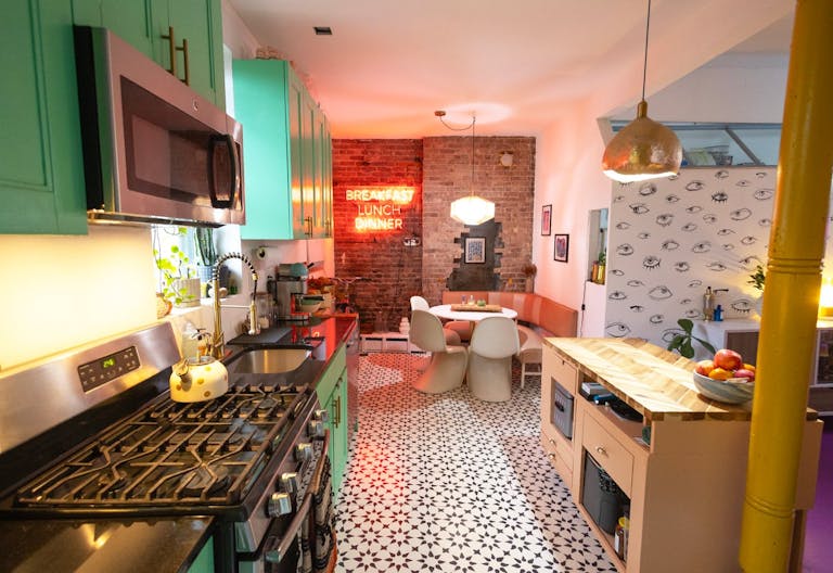 Colorful Spacious Garden Apartment - Image 2