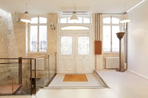 Un espace de 430 m2 au charme industrielle sur 3 niveaux au coeur du Marais - Image 2