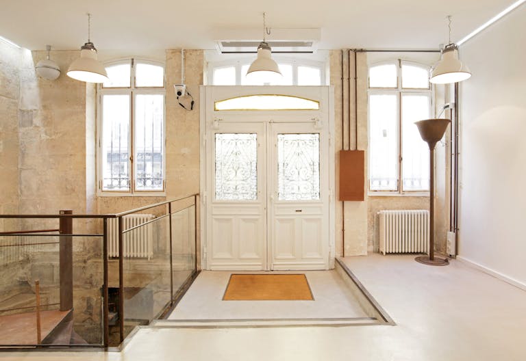 Un espace de 430 m2 au charme industrielle sur 3 niveaux au coeur du Marais - Image 2