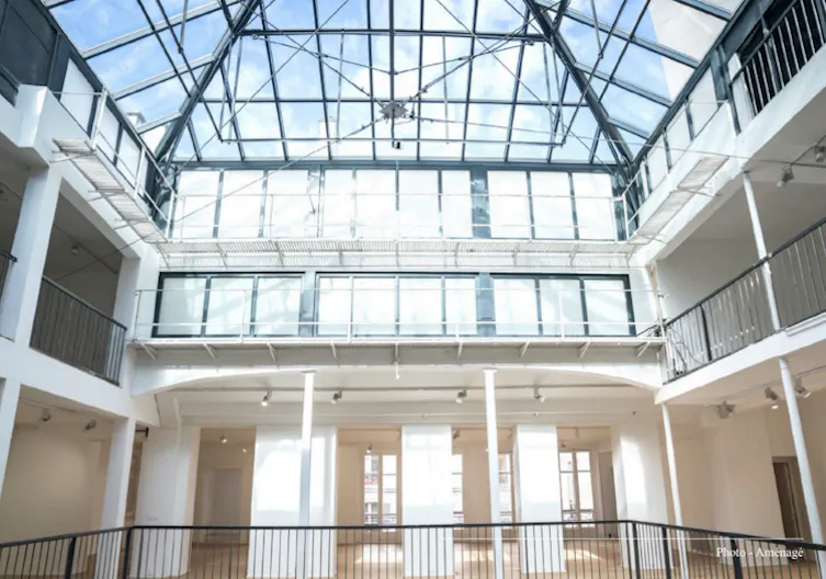 Rue Saint Merri Grand Showroom - Image 3