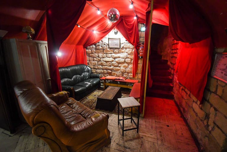 Bar atypique d�cor� par des artistes en plein quartier Montorgueil - Image 4