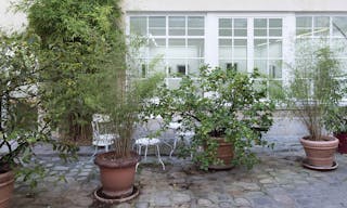 Courtyard gallery near Place des Vosges - Image 5