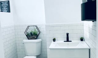 Natural light with indoor and/or outdoor venue - Image 4