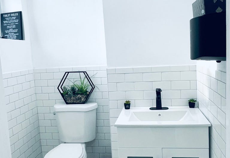 Natural light with indoor and/or outdoor venue - Image 4