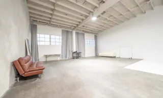 High-ceiling photo studio with a cyclorama wall - Image 1