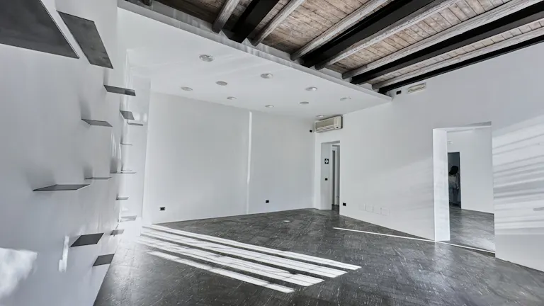 Prestigioso spazio in edificio d'epoca, con 5 vetrine su strada  - Image 1