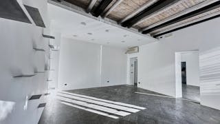 Prestigioso spazio in edificio d'epoca, con 5 vetrine su strada  - Image 1