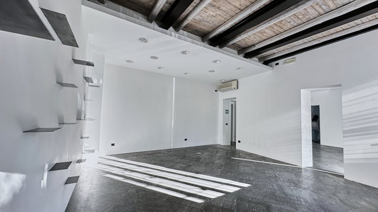 Prestigioso spazio in edificio d'epoca, con 5 vetrine su strada  - Image 1