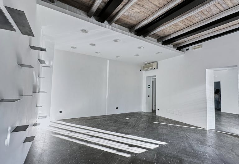 Prestigioso spazio in edificio d'epoca, con 5 vetrine su strada - Image 1