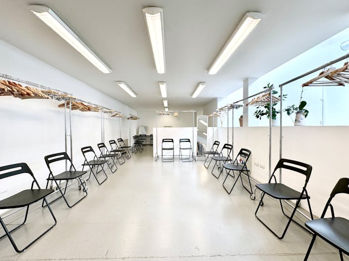 Bright Loft: 450 sqm Versatile Industrial Space with Stunning Daylight and Minimalist Design - Image 4