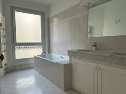 Apartment Showroom in Saint-Germain - Image 7