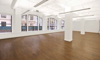 Showroom in Busy Midtown - Image 2