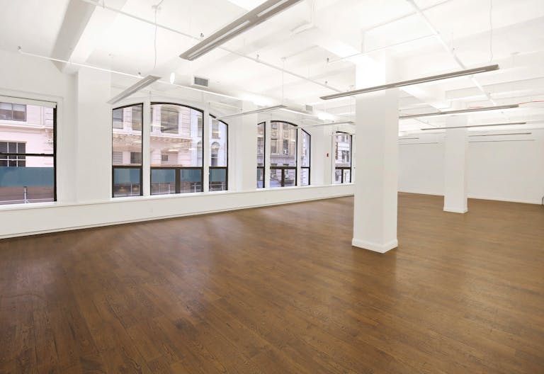 Showroom in Busy Midtown - Image 2