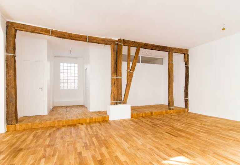 Bright Pop Up Boutique in Pigalle - Image 1