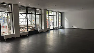 Prime Showroom Space with High Visibility in Berlin - Image 5