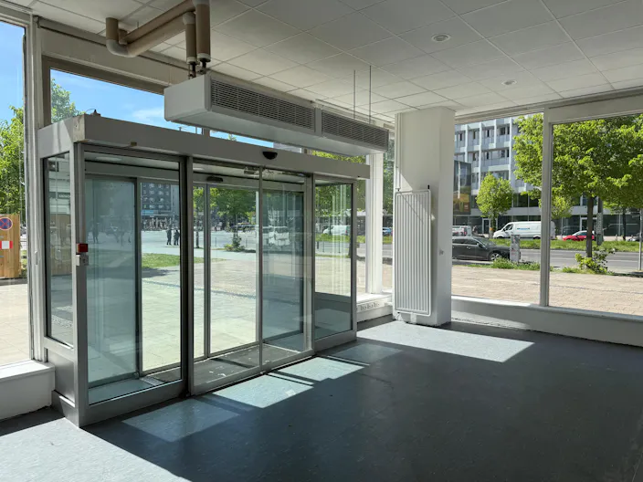 High-Traffic Retail Space Near Alexanderplatz - Image 2