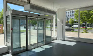 High-Traffic Retail Space Near Alexanderplatz - Image 2