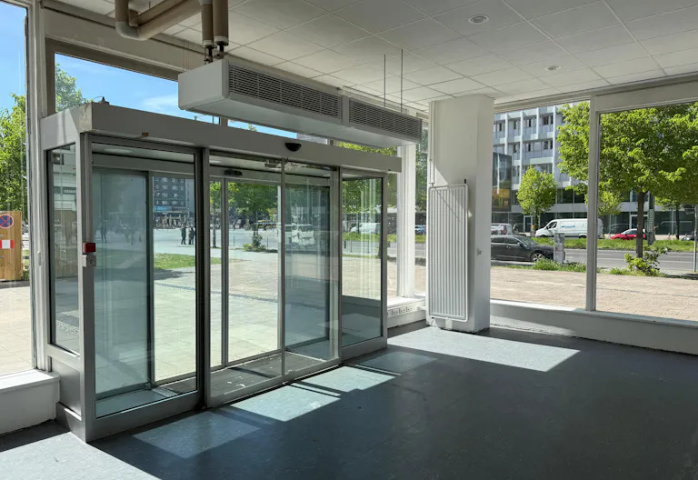 High-Traffic Retail Space Near Alexanderplatz - Image 2