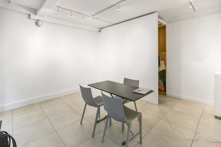 Lovely Boutique Shop in Le Marais - Image 4