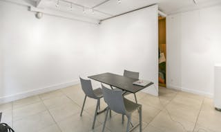 Lovely Boutique Shop in Le Marais - Image 4